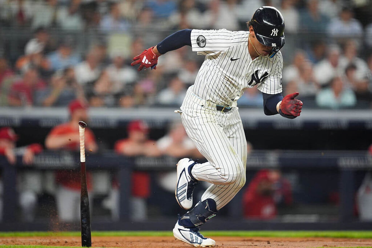 Pemain baseball dalam aksi di waiver wire fantasy baseball